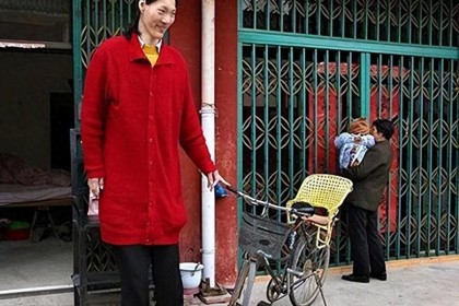 MK体育官方网站-世界第一女巨人来自中国安徽，穿78码的鞋子，一顿饭吃六碗炒面